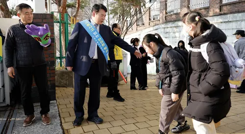 광주시교육청, 안전한 등굣길 위해 교통안전 캠페인 전개