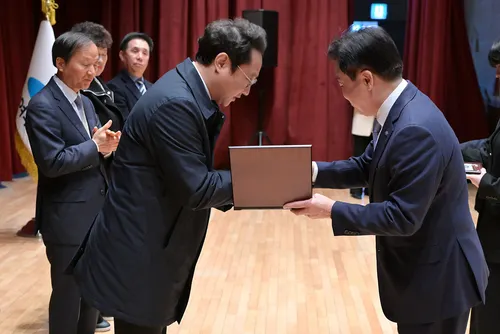 여수시, 납세자의 날 맞아 우수납세자 10명에게 인증패 수여