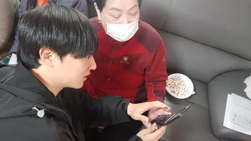 여수시, 어르신 집 앞으로 스마트폰 찾아가는 디지털 교육 실시